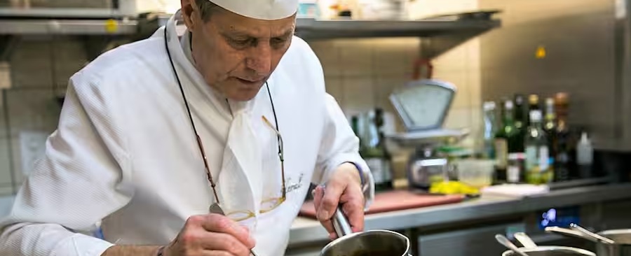 Ruedi Zünd richtet in der Küche einen Teller an