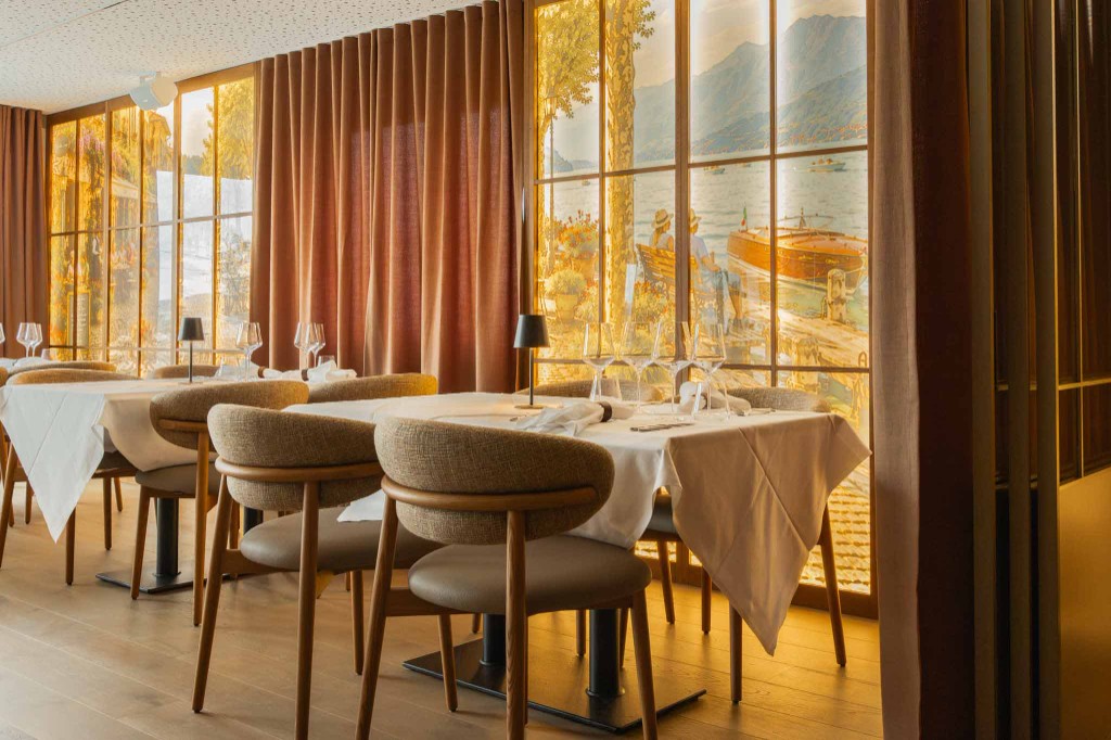 Gedeckter Tisch im Gastraum mit Blick auf die Seelandschaft