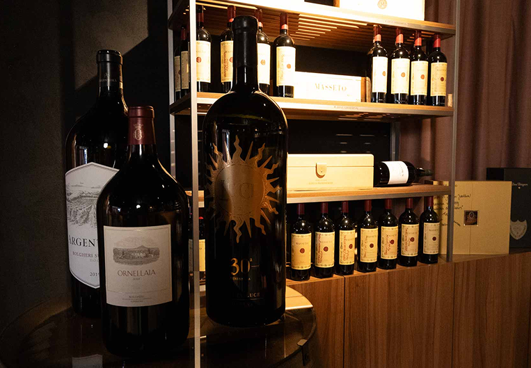 Zwei Gäste stossen mit Rotwein an