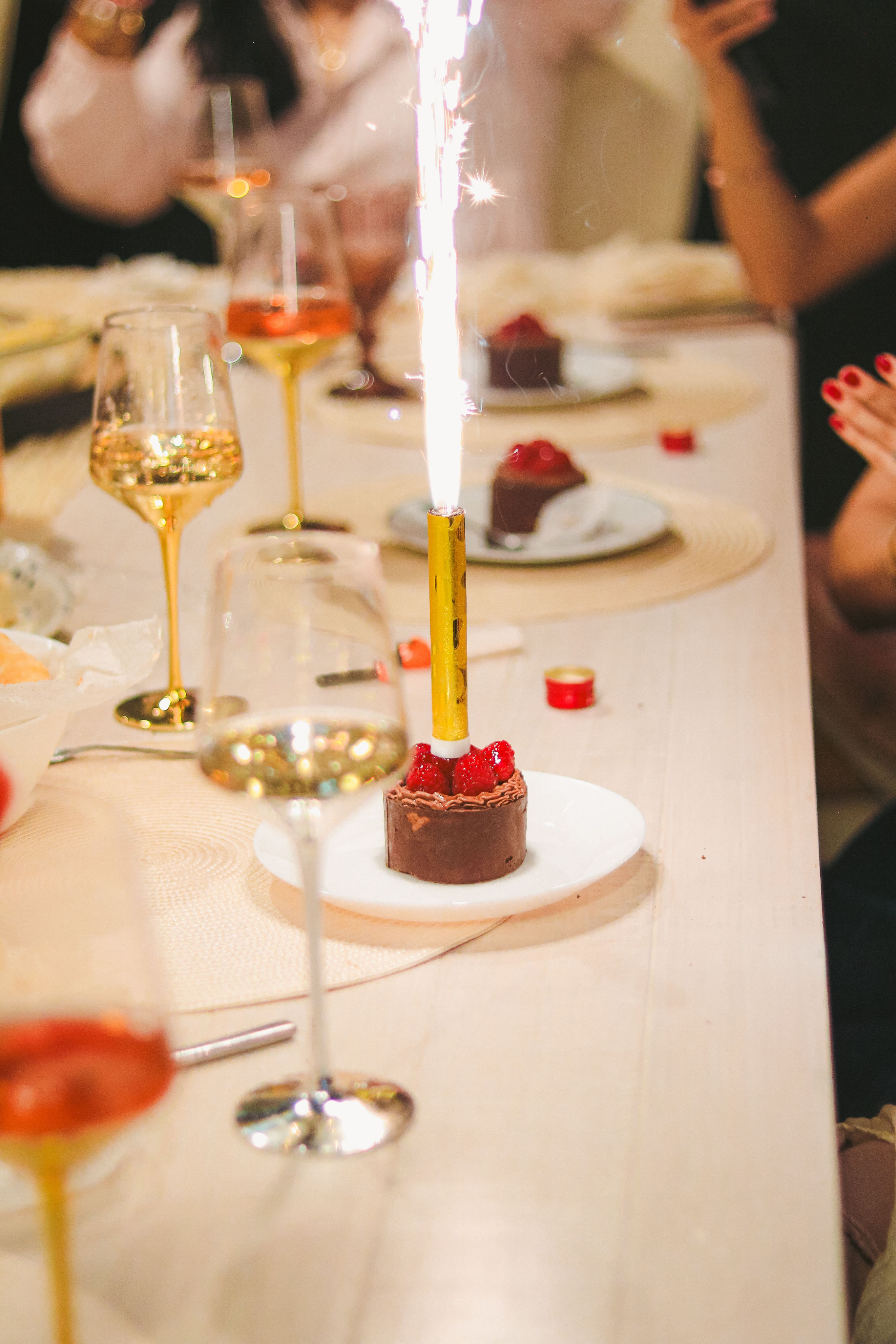 Festlich gedeckter Tisch mit Kerzen