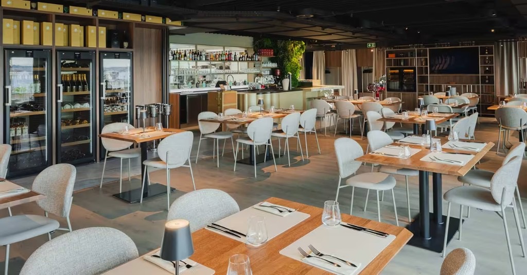 Gastraum des Bistros mit Weinkühlern und Bar