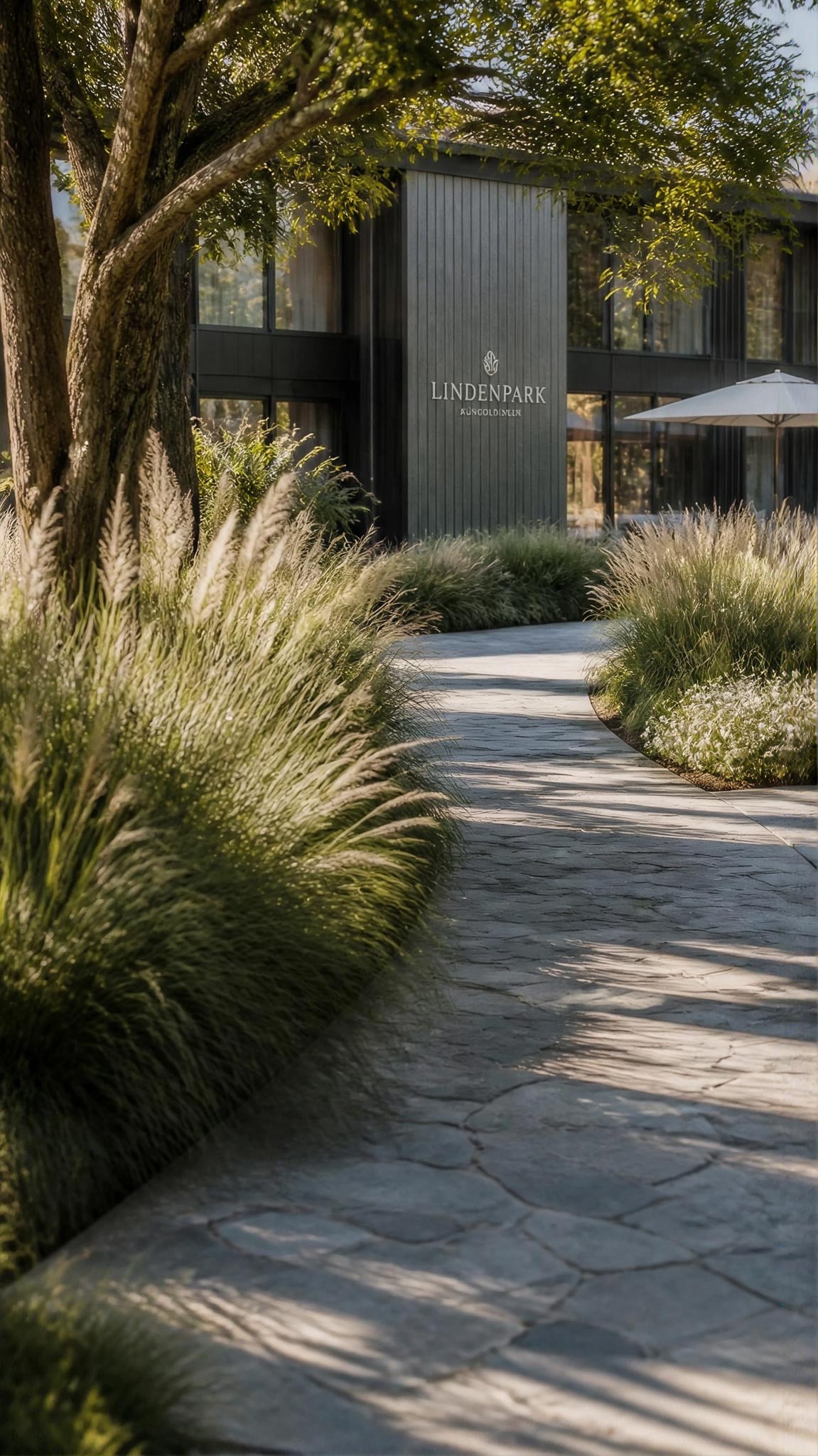 Gartenanlage mit Gräsern vor dem Lindenpark