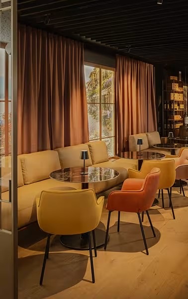 Sitzecke der Zigarrenlounge mit farbigen Sesseln