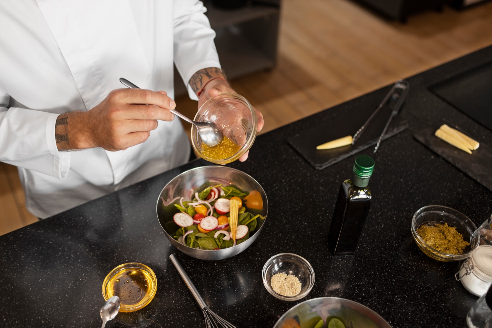 Küchenchef richtet einen frischen Salat für den Anlass an