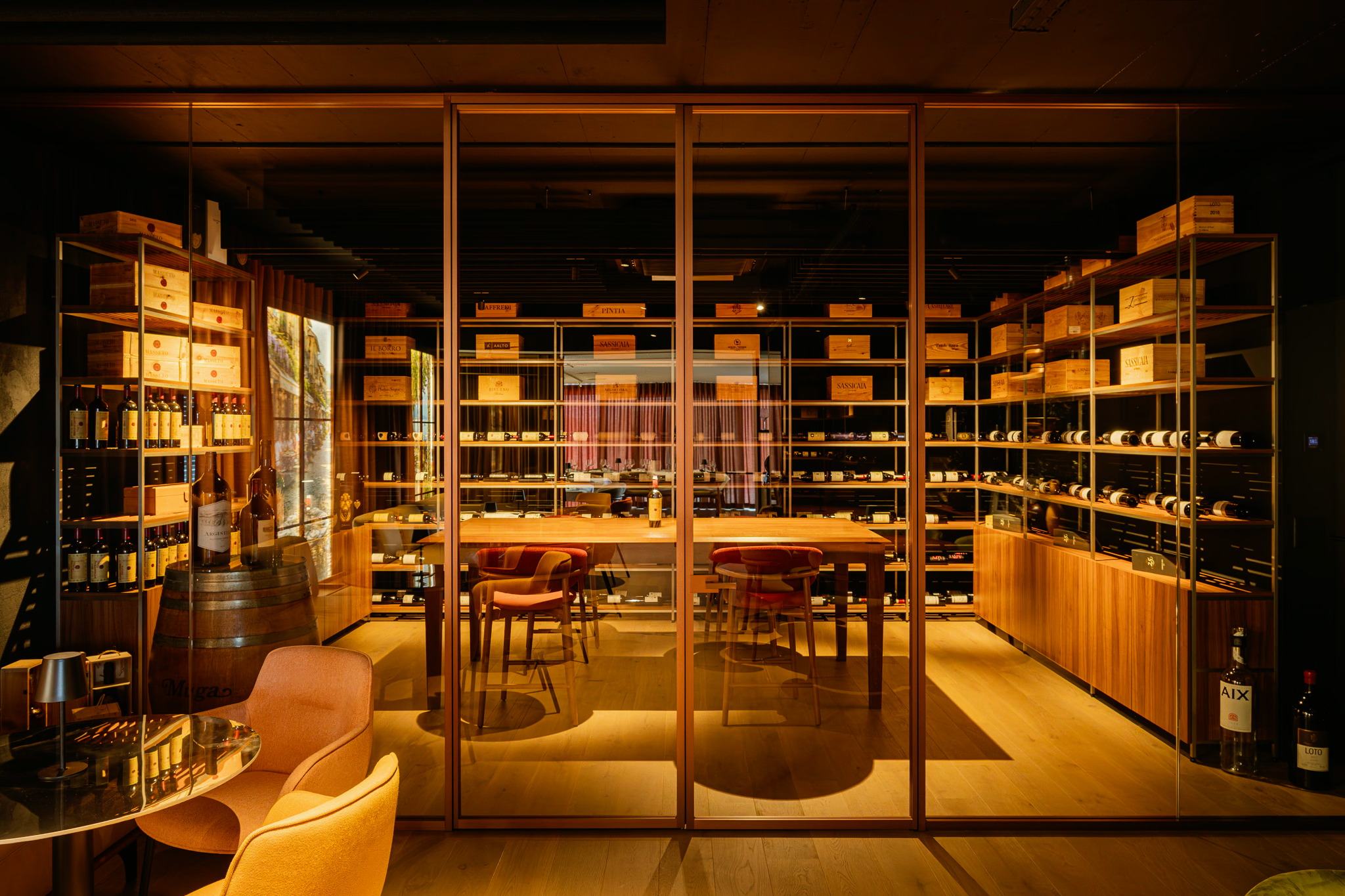 Innenraum des Wine Rooms mit Holztisch und Weinregalen